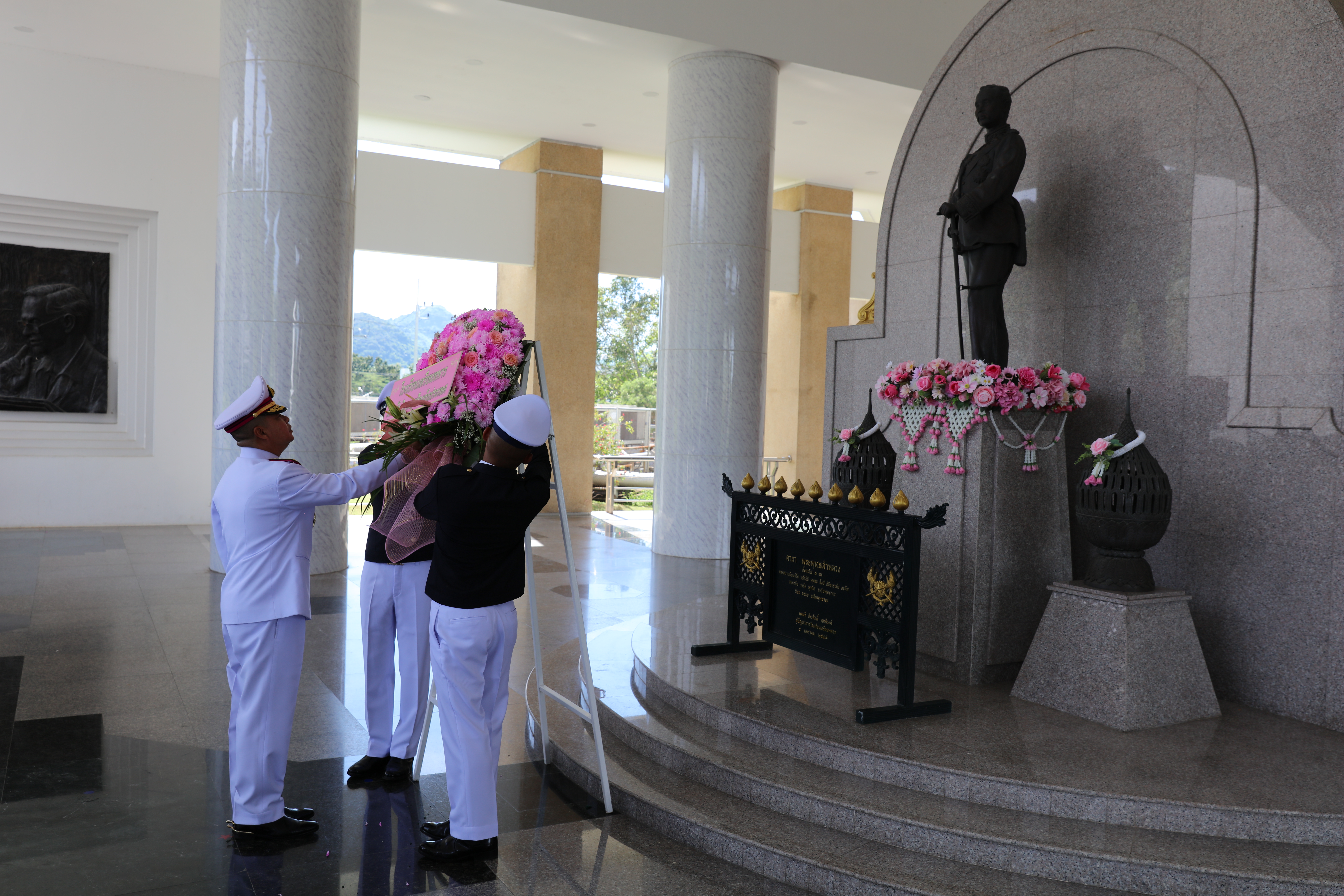 พิธีวางพวงมาลาถวายราชสักการะ เนื่องในวันคล้ายวันสวรรคตพระบาทสมเด็จ พระปรมินทรมหาจุฬาลงกรณ์ พระจุลจอมเกล้าเจ้าอยู่หัว เนื่องในวันปิยมหาราช